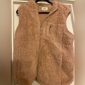 Rose-pink fleece vest with hood